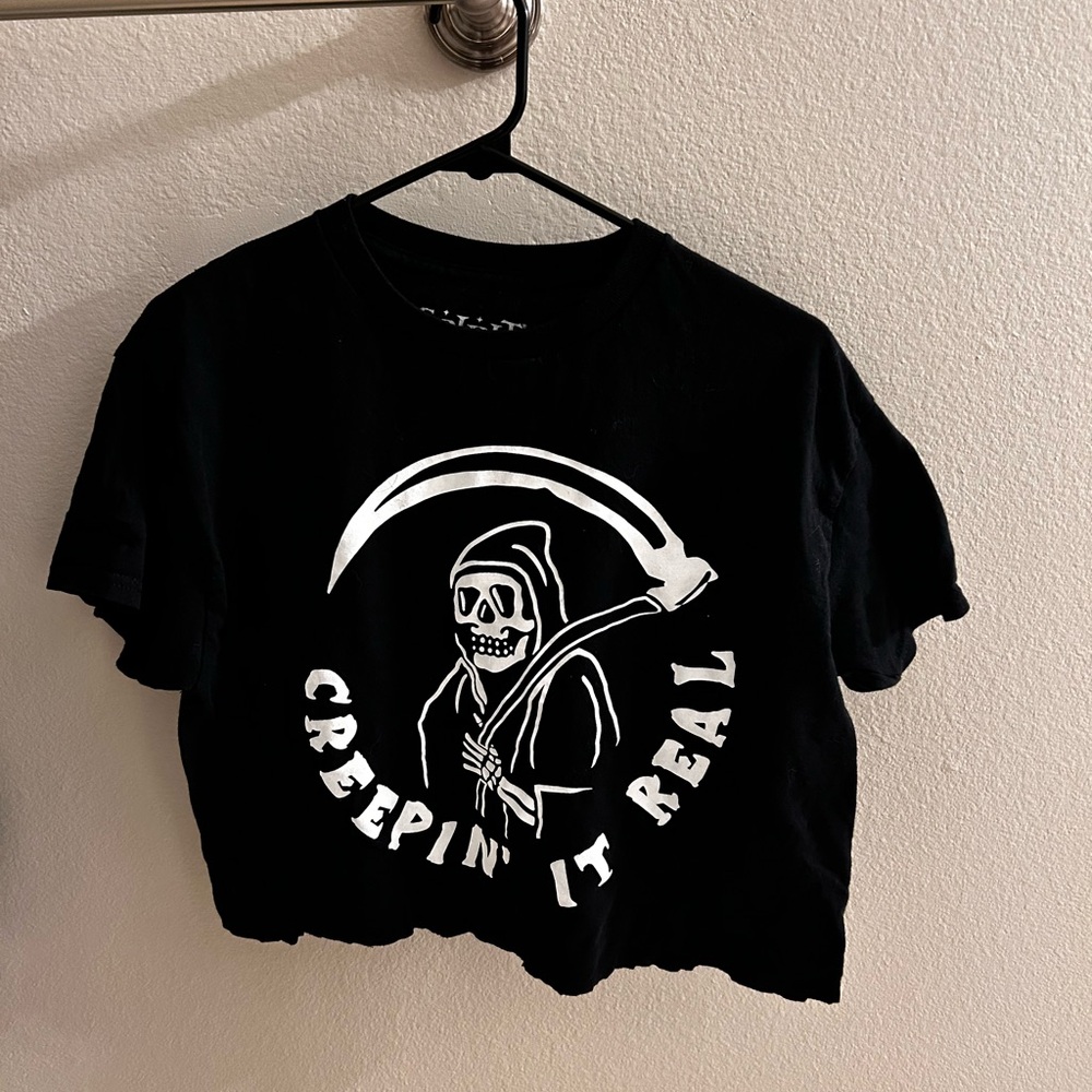 Black Creepin' It Real Graphic crop Tee